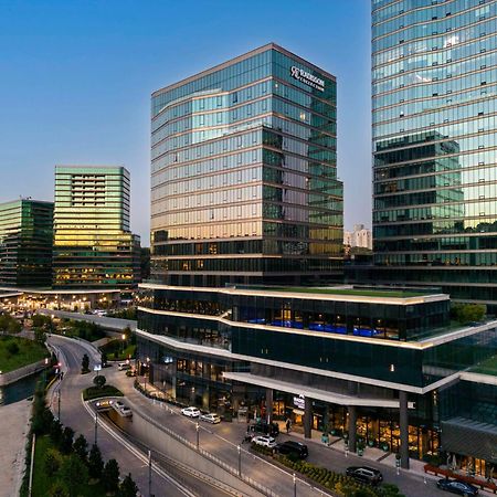 Radisson Collection Hotel, Vadistanbul Exterior photo The complex at night